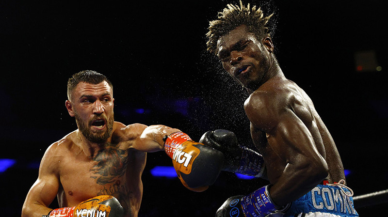 Vasīlijs Lomačenko dominēja pret Ričardu Kommiju. Foto: AFP/Scanpix