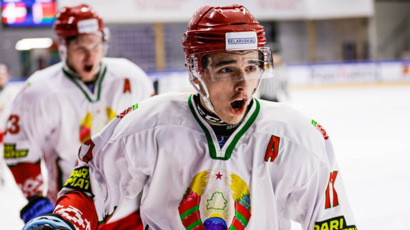 Baltkrievijas U20 izlases uzbrucējs Vitālijs Pinčuks svin vārtu guvumu. Foto: iihf.com