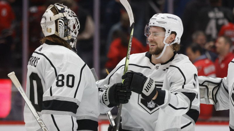 Uzbrucējs Adrians Kempe (#9) un "Kings" vārtsargs Garets Spārkss (#80). Foto: Geoff Burke/USA Today Sports/Scanpix