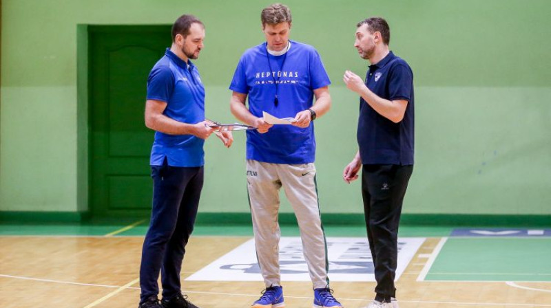 Sandis Buškevics (no kreisās) kopā ar jauno treneru korpusu. Foto: bcneptunas.lt