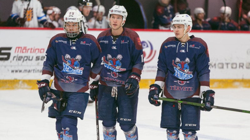 "Zemgales''/LLU hokejisti Kevins Strādnieks (#25), Kristaps Roķis (#13) un Renars Džerods Alksnis (#28). Foto: HK Zemgale/LLU