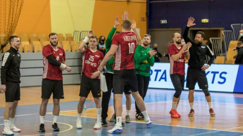 Dainis Krištopāns ar komandas biedriem. Foto: Anatolijs Hazovs/Latvijas Handbola federācija