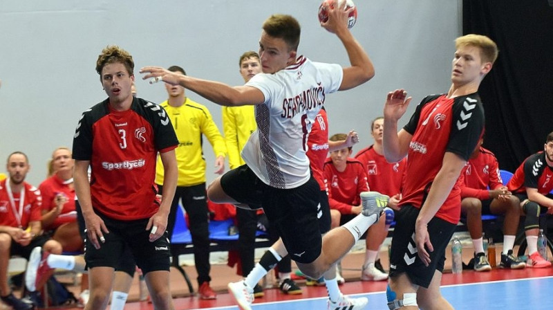Rauls Erlends Serafimovičs uzbrukumā. Foto: handball.lv