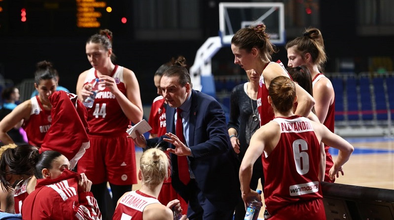 Mārtiņš Zībarts un "Olympiacos" basketbolistes. Foto: EuroCup Women