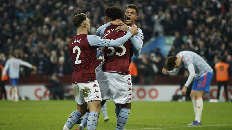 "Aston Villa" spēlētāji atzīmē Kotinju vārtu guvumu. Foto: Reuters/Scanpix