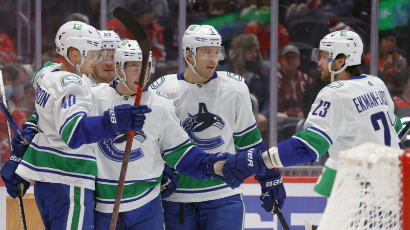 Vankūveras "Canucks" hokejisti svin vārtu guvumu. Foto: Geoff Burke/USA Today Sports/Scanpix