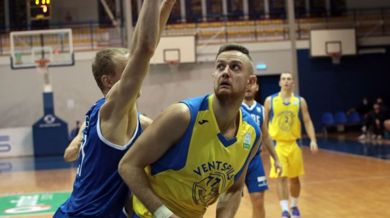 "Ogres" līderis Kristaps Dārgais pret "Ventspils" ogrēnieti Gunti Sīpoliņu. Foto: Juris Presņikovs/estlatbl.com