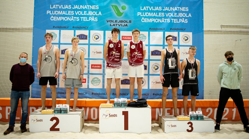 U20 Latvijas čempionāta pjedestāls pludmales volejbolā telpās. Foto: O-Sands / Latvijas Volejbola federācija