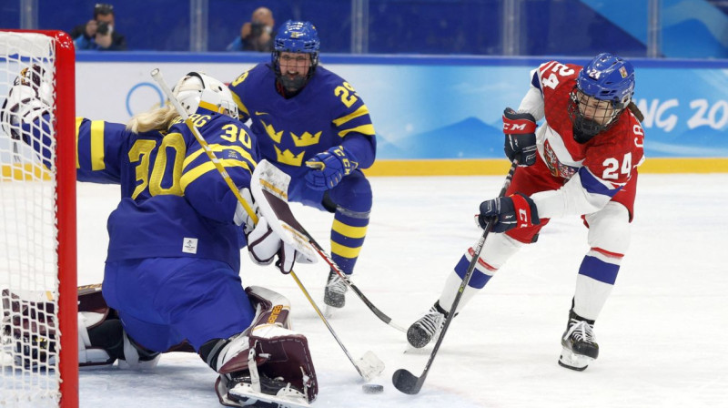 Čehijas hokejiste Sāra Čajanova uzbrūk Zviedrijas vārtiem. Foto: David Cerny/Reuters/Scanpix