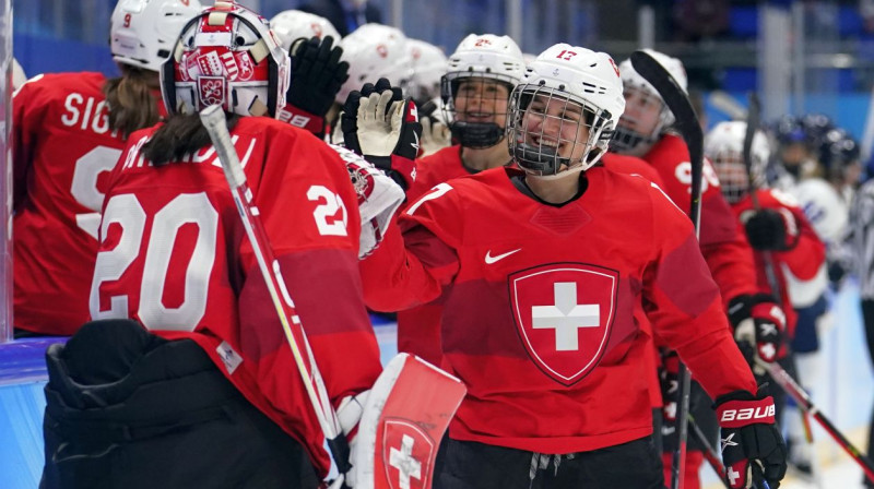 Šveices izlases hokejiste Lāra Kristena (priekšplānā) svin vārtu guvumu. Foto: Matt Slocum/AP/Scanpix