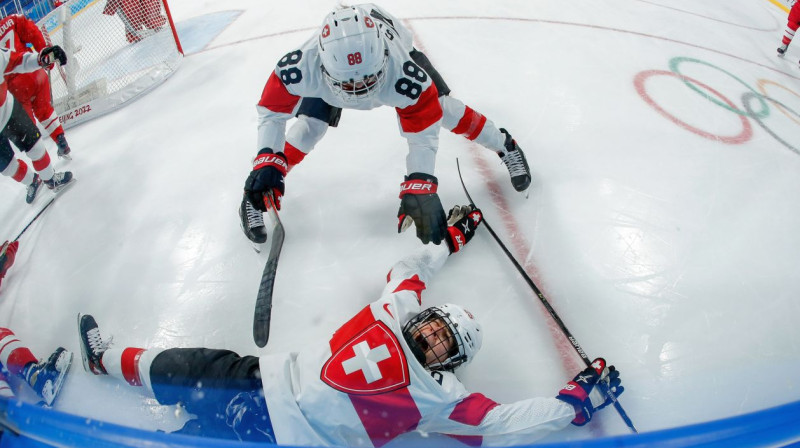 Šveices izlases hokejiste Alīna Millere svin izšķirošo vārtu guvumu. Foto: Mark Cristino/EPA/Scanpix