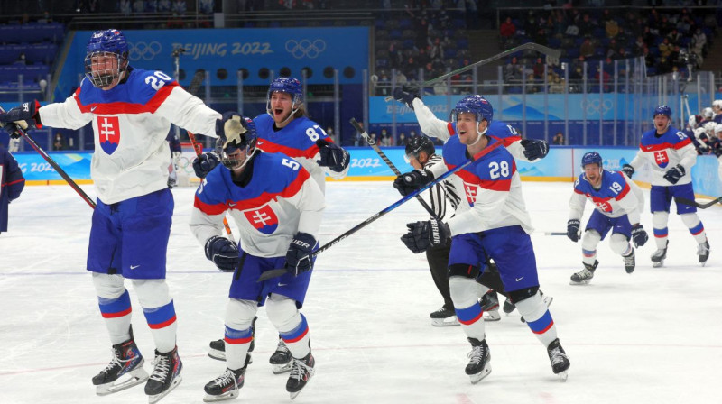 Slovākijas izlases hokejisti svin olimpisko spēļu pusfināla sasniegšanu. Foto: Brian Snyder/Reuters/Scanpix