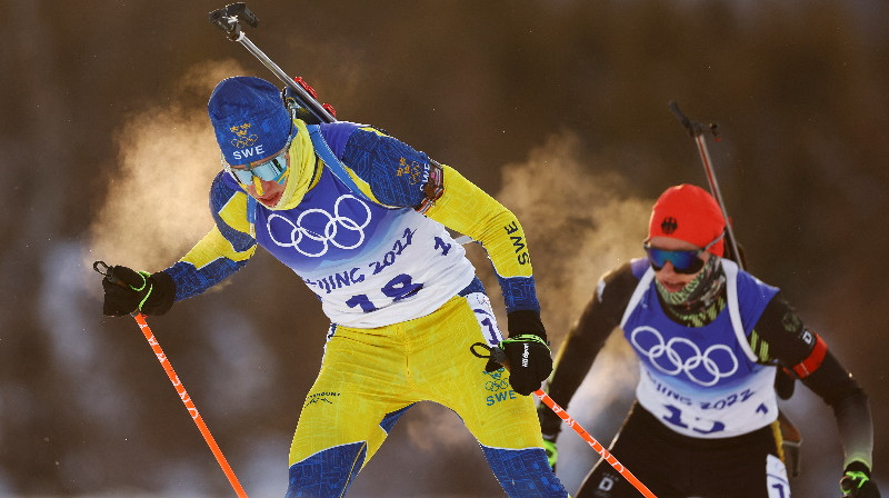 Zviedrijai pirmo medaļu vīru biatlonā Pekinā atnesa Martins Ponsiluoma. Foto: Reuters/Scanpix