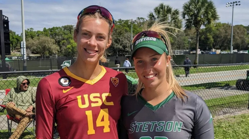 Tīna Graudiņa un Anete Namiķe. Foto: USC Beach Volleyball / @graudinatina