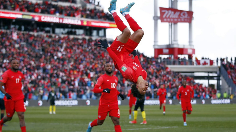 Kanādas izlases futbolists Teidžons Bjukenens akrobātiski svin vārtu guvumu. Foto: Vaughn Ridley/AFP/Scanpix