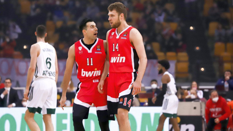 Pirejas "Olympiacos" basketbolisti Kostass Slukass (Nr. 11) un Saša Vezenkovs (Nr. 14). Foto: EPA/Scanpix