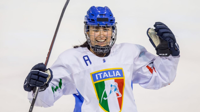 Itālijas sieviešu izlases hokejiste Franciska Štokere svin vārtu guvumu. Foto: Polski Hokej