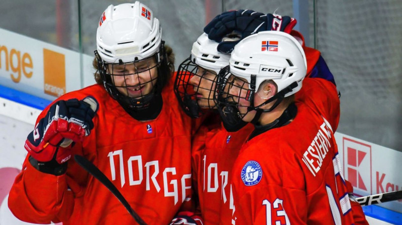 Norvēģijas U18 izlases hokejisti svin vārtu guvumu. Foto: IIHF