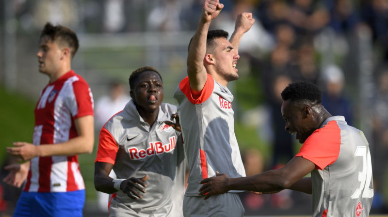 Zalcburgas "Red Bull" jauniešu komandas futbolisti svin vārtu guvumu. Foto: Laurent Gillieron/EPA/Scanpix