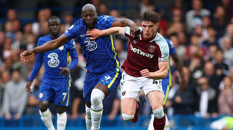 Romelu Lukaku cīnās ar Deklanu Raisu. Foto: Reuters/Scanpix