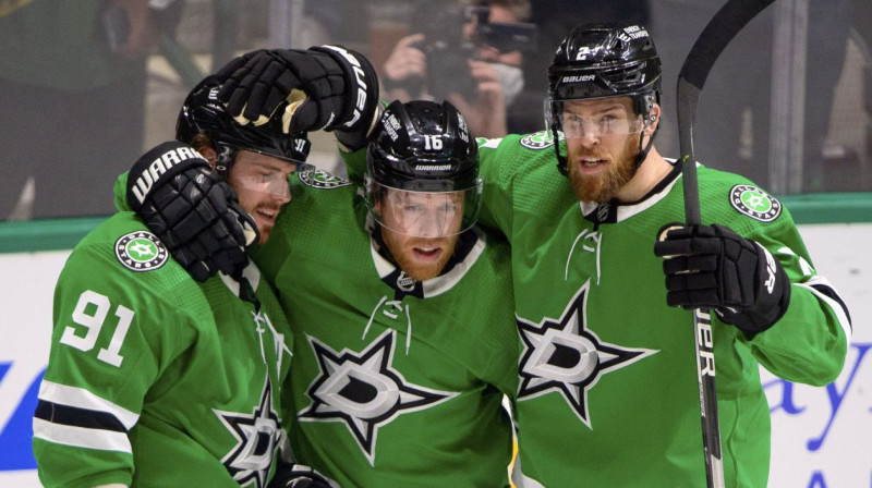 Dalasas "Stars" hokejisti (no kreisās) Tailers Segīns, Džo Pavelskis un Jani Hakanpē. Foto: Jerome Miron/USA Today Sports/Scanpix