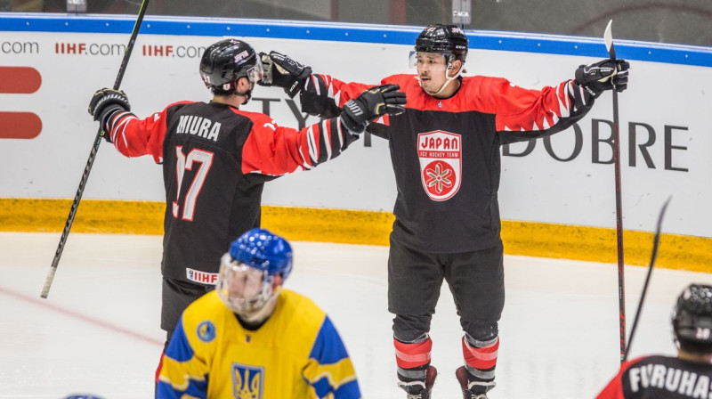 Japānas izlases hokejisti svin vārtu guvumu. Foto: IIHF