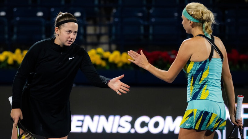 Aļona Ostapenko (no kreisās) un Ludmila Kičenoka. Foto: AFP/Scanpix