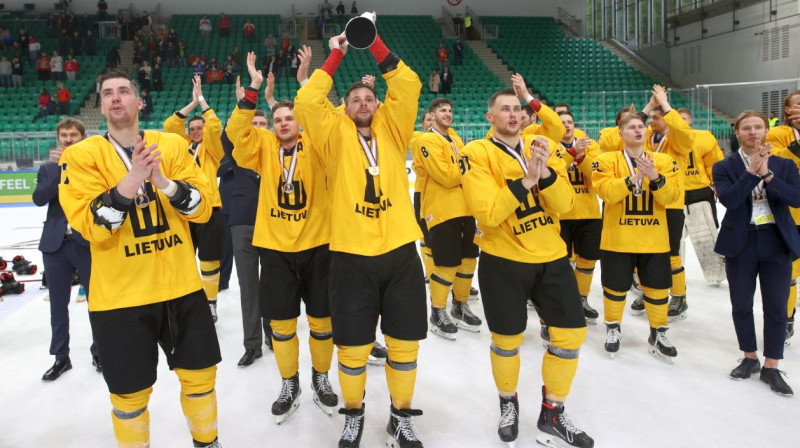 Lietuvas izlases hokejisti pēc trešās vietas izcīnīšanas pasaules meistarsacīkšu 1A divīzijā. Foto: IIHF