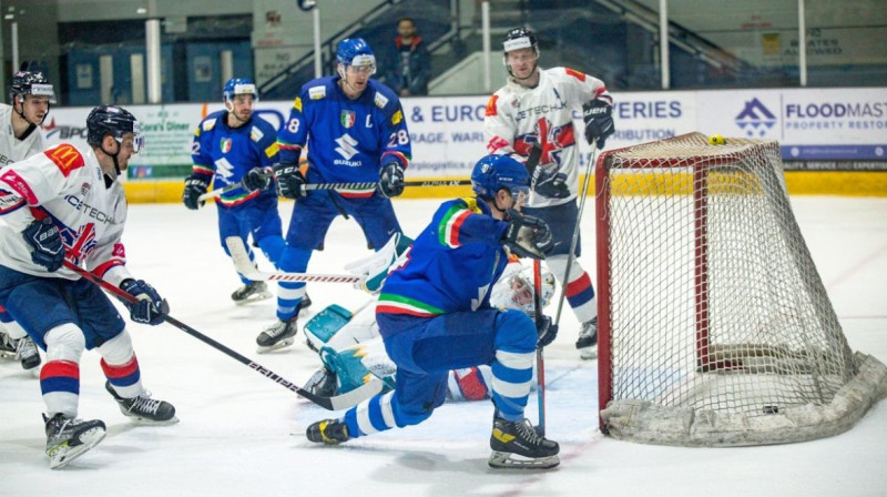 Itālijas izlases hokejisti gūst vārtus cīņā pret Lielbritāniju. Foto: Scott Wiggins/icehockeyuk.co.uk