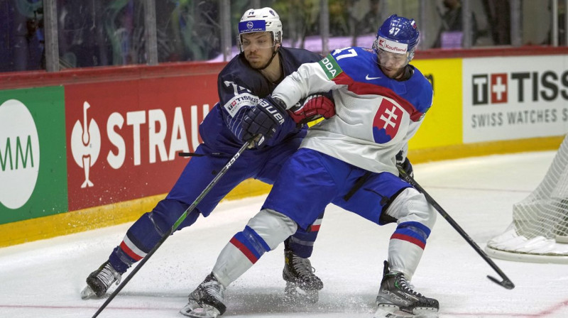 Slovāks Mario Lunters cīņā pret Francijas hokejistu Tomā Tirī. Foto: Martin Meissner/AP/Scanpix