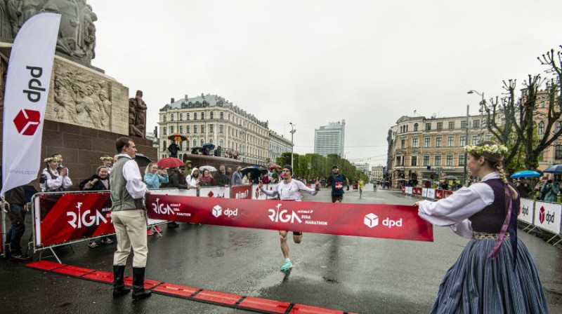 Jānis Razgalis sasniedz finišu. Foto: Rimi Riga Marathon