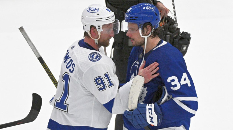 Tampabejas "Lightning" un Toronto "Maple Leafs" līderi: Stīvens Stemkoss un Ostons Metjūzs. Foto: Dan Hamilton/USA Today Sports/Scanpix