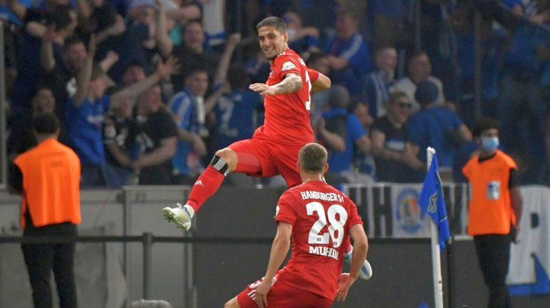 "Hamburger SV" futbolists Ludovits Reiss svin vārtu guvumu. Foto: Matthias Koch/Imago Images/Scanpix