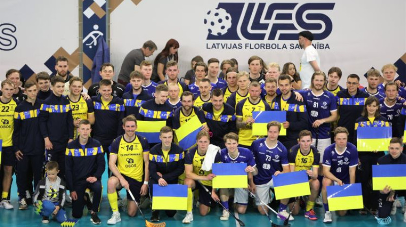 Pēc labdarības spēles kopā nofotografējās Ukrainas, Zviedrijas un Somijas florbola izlašu spēlētāji. Foto: Ritvars Raits, floorball.lv