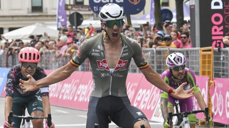 Drīss de Bonds pēc uzvaras ''Giro d'Italia'' 18. posmā. Foto: EPA/Scanpix