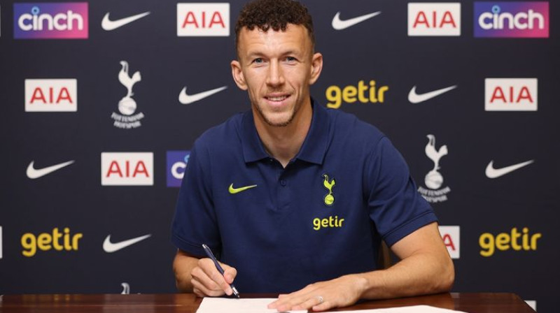 Ivans Perišičs paraksta līgumu. Foto: Tottenham