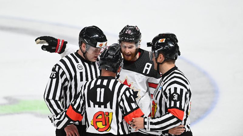 Soģu saruna ar kanādiešu hokejistu. Foto: AP/Scanpix