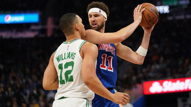 Bostonas ''Celtics'' uzbrucējs Grants Viljamss (#12) un Goldensteitas ''Warriors'' aizsargs Klejs Tompsons (#11). Foto: AP/Scanpix