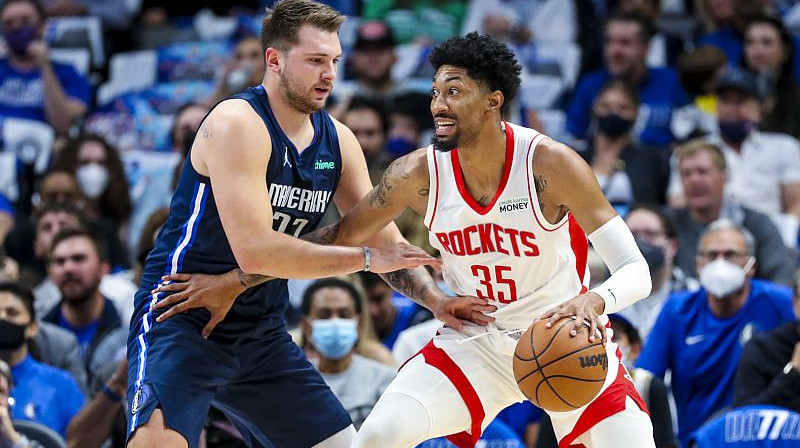 Luka Dončičs un Kristians Vuds turpmāk spēlēs vienā komandā. Foto: USA Sports Today/Scanpix