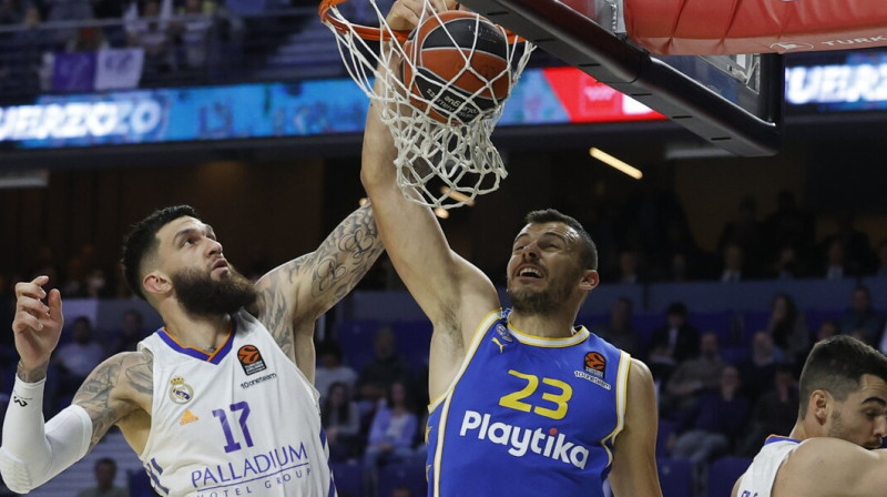 Ante Žižičs (#23) pret Vensānu Puarjē. Foto: EPA/Scanpix