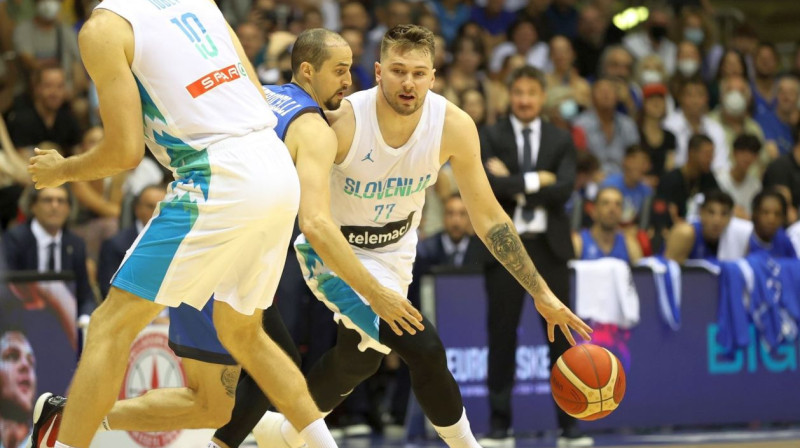 Luka Dončičs ar bumbu pārbaudes cīņā Itālijā. Foto: KZS/alesfevzer.com