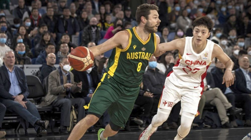 Austrālietis Metjū Dellavedova ar bumbu spēlē pret Ķīnu. Foto: FIBA