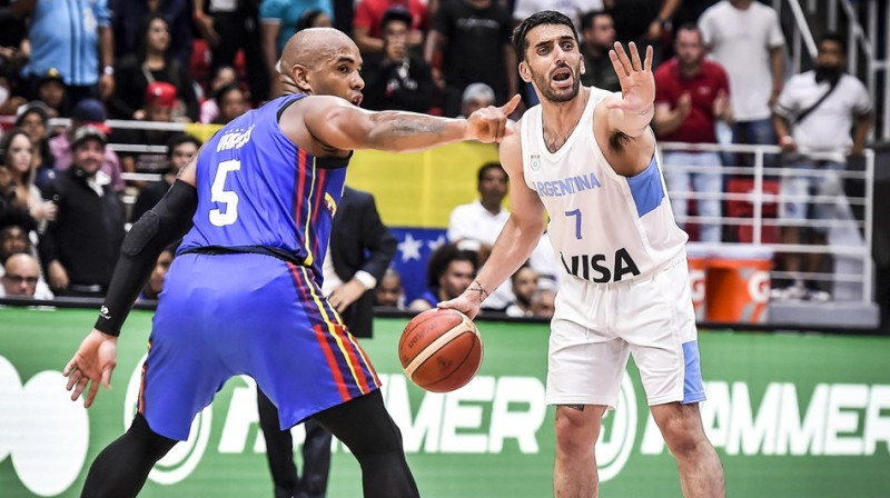 Argentīnas izlases basketbolists Fakundo Kampaco ar bumbu. Foto: FIBA