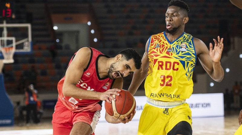 Ēģiptes izlases basketbolists Ehabs Salehs ar bumbu. Foto: FIBA