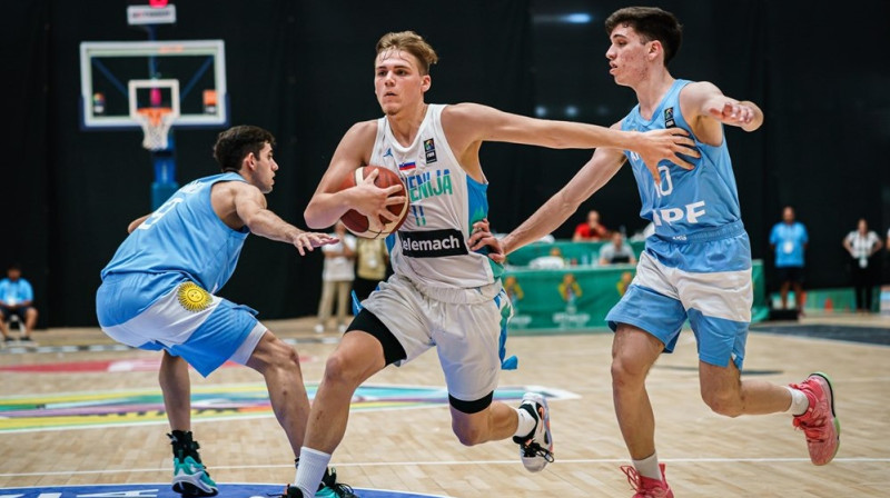 Slovēnijas U17 izlases basketbolists Niks Urbanija ar bumbu. Foto: FIBA