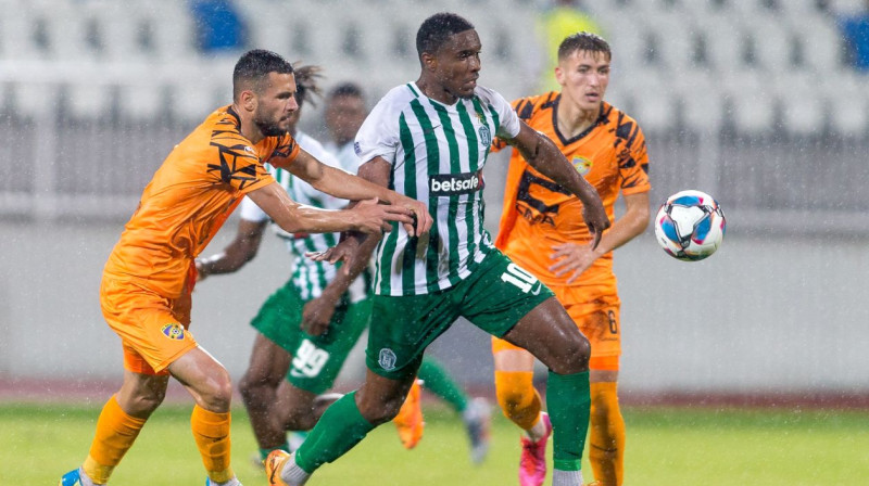 Viļņas "Žalgira" futbolists Renans Oliveira ar bumbu. Foto: fkzalgiris.lt