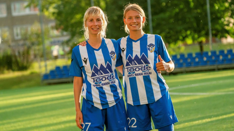 "Iecavas" futbolistes Ieva Šteinberga (Nr. 27) un Amanda Savicka (Nr. 22). Foto: LFF