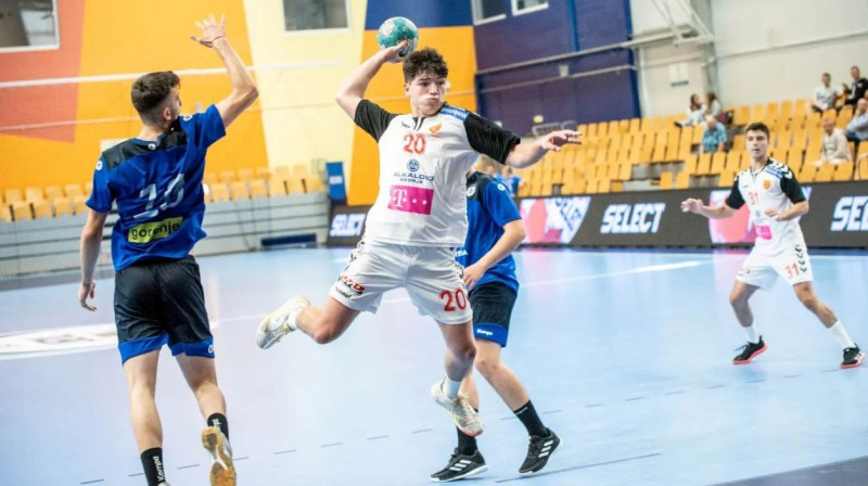 Ziemeļmaķedonijas U18 izlases handbolists Tomislavs Dimkovskis uzbrukumā. Foto: Latvijas Handbola federācija