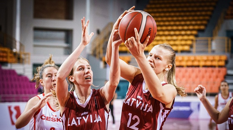 Anastasija Černova un Tīna Grausa spēlē pret Čehiju. Foto: FIBA