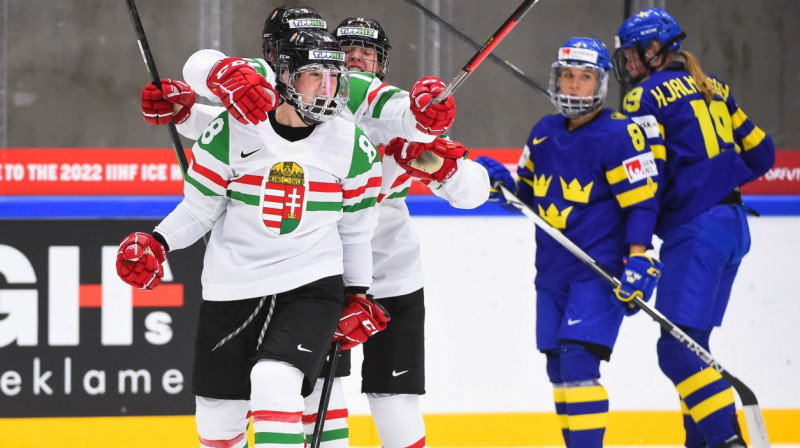 Ungārijas izlases hokejistes svin vārtu guvumu. Foto: Andrea Cardin/HHOF-IIHF Images